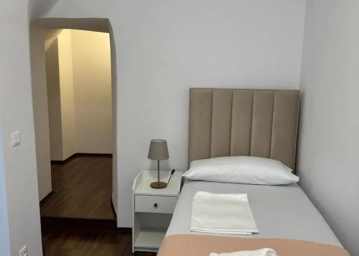 Apartment In Heart Of 4 *